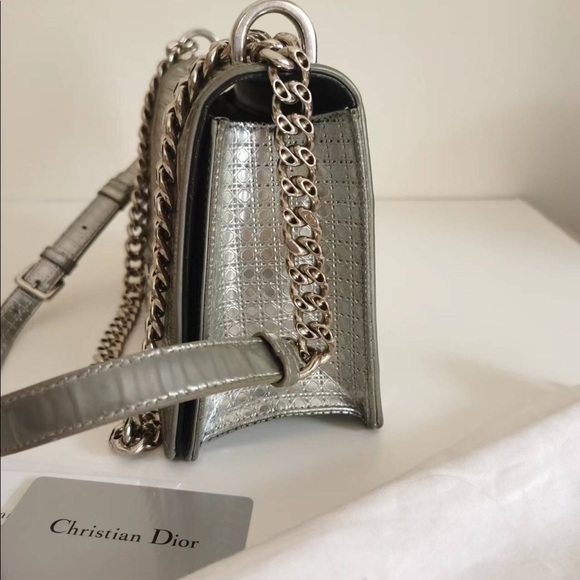 DIOR
Metallic Patent Micro-Cannage Medium silver - Picture 3 of 12